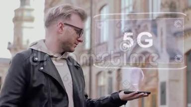 戴眼镜的聪明青年展示概念全息图5G